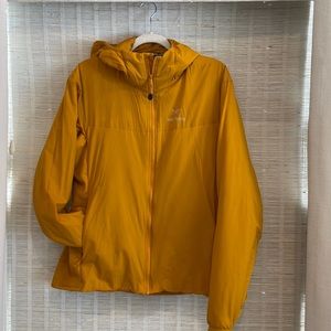 Arc’teryx women’s hoodie jacket. Size xl. Color mustard.